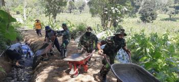 Pembuatan Saluran Air Untuk Mencegah Kerusakan Bahu Jalan